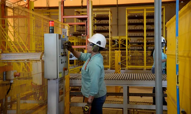 Operação da Fábrica de Blocos na Mina do Pico, produzidos a partir de rejeitos da mineração, no Complexo Vargem Grande da Vale, em Minas Gerais