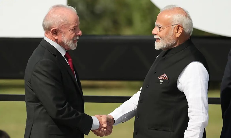 Rio de Janeiro (RJ), 06/07/2025 - O presidente Luiz Inácio Lula da Silva (e), cumprimenta Primeiro ministro, Narendra Modi (Índia), antes da foto ofical do Brics com seus membros