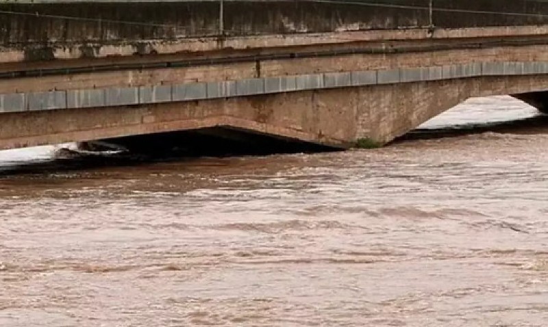 Coxim entra em alerta com elevação do rio Taquari e risco de enchentes