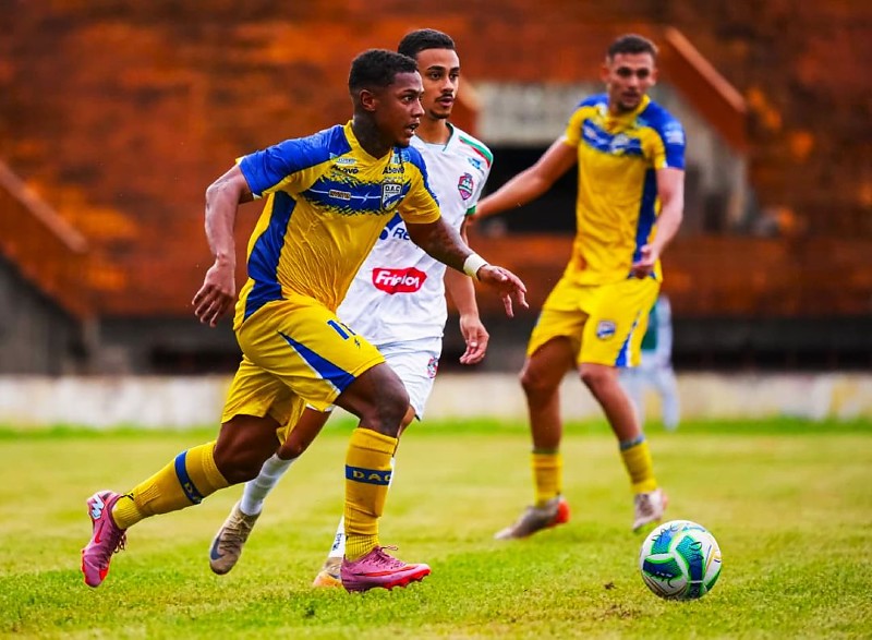 Carnaval de gols no Douradão, Dourados AC faz 7 no Bataguassu e entra na zona de classificação no G-3