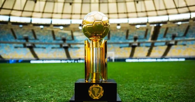Taça da Recopa Sul-Americana em disputa pelo Flamengo e Lanús em 2026