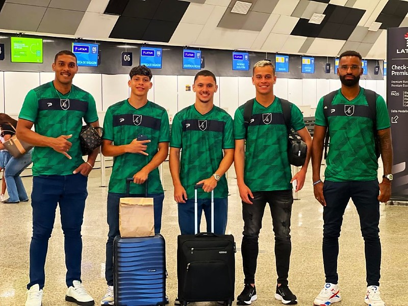 Atletas do FC Pantanal embarcam para estreia na Copa do Brasil em 2026