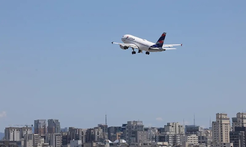 São Paulo (SP), 22/12/2025 - Avião da Latam Airlines decola do Aeroporto de Congonhas