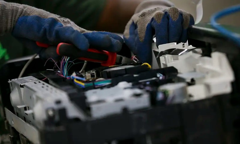 Brasília (DF), 21/12/2023 - Computadores e eletrônicos são recondicionados para reciclagem e doações na Central de Recondicionamento de Computadores (CRC), no Gama, região administrativa do Distrito Federal