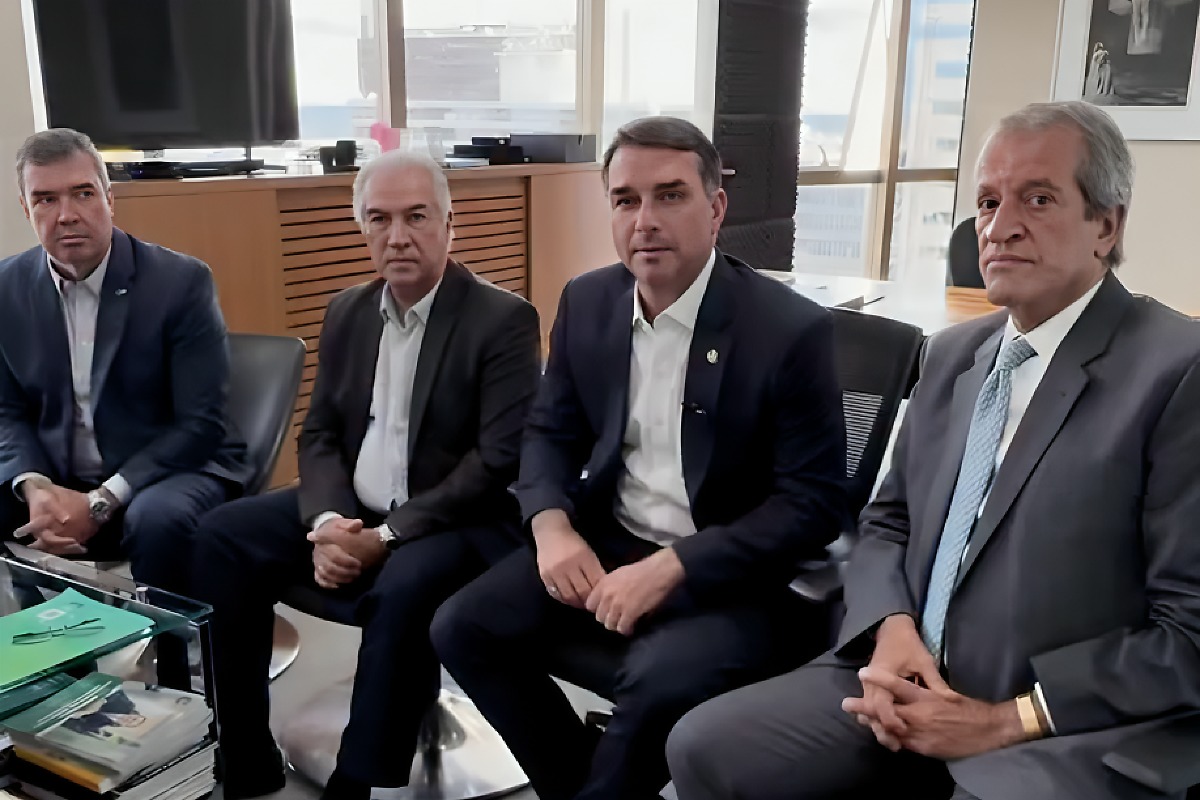 Eduardo Riedel se re&uacute;ne com c&uacute;pula do PL e sinaliza apoio a Fl&aacute;vio Bolsonaro