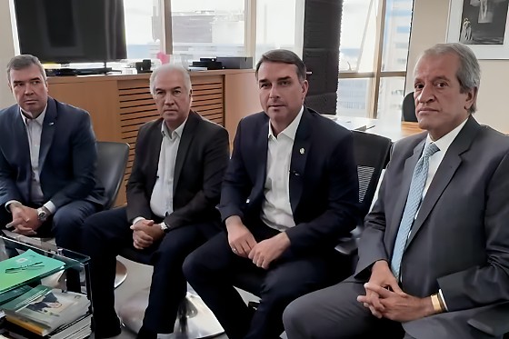 Eduardo Riedel se re&uacute;ne com c&uacute;pula do PL e sinaliza apoio a Fl&aacute;vio Bolsonaro
