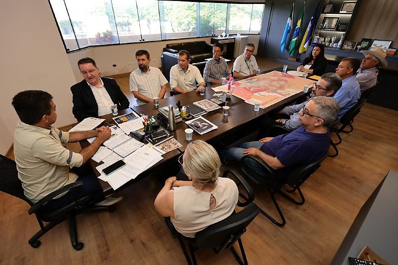 Prefeito de Dourados, em reunião em seu gabinete