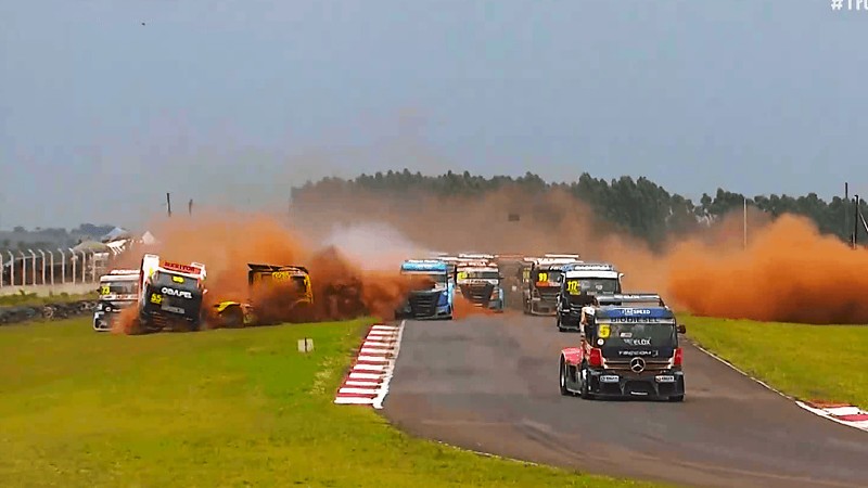 Copa Truck tem largada com acidente feio e caminhão capotado na segunda corrida em Campo Grande