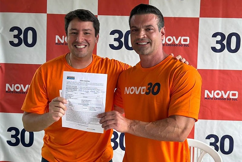 Catan e Guto Scarpanti com a ficha de filiação