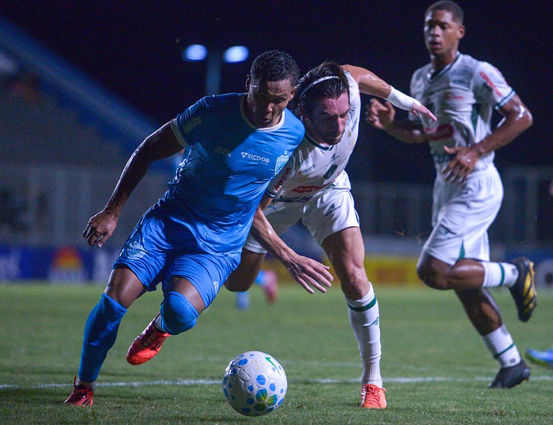 Londrina passa sufoco, mas vence Manaus nos pênaltis
