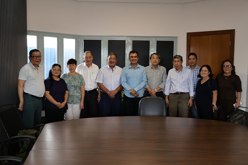 representantes da Sociedade Brasileira de Cultura Japonesa e de Assistência Social em visita a prefeitura de Dourados