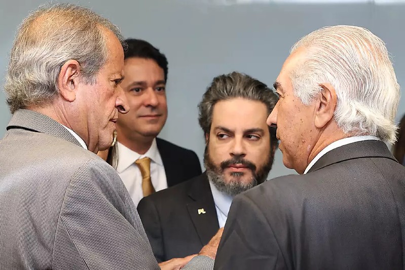 Azambuja conversando com Valdemar da Costa Neto durante encontro