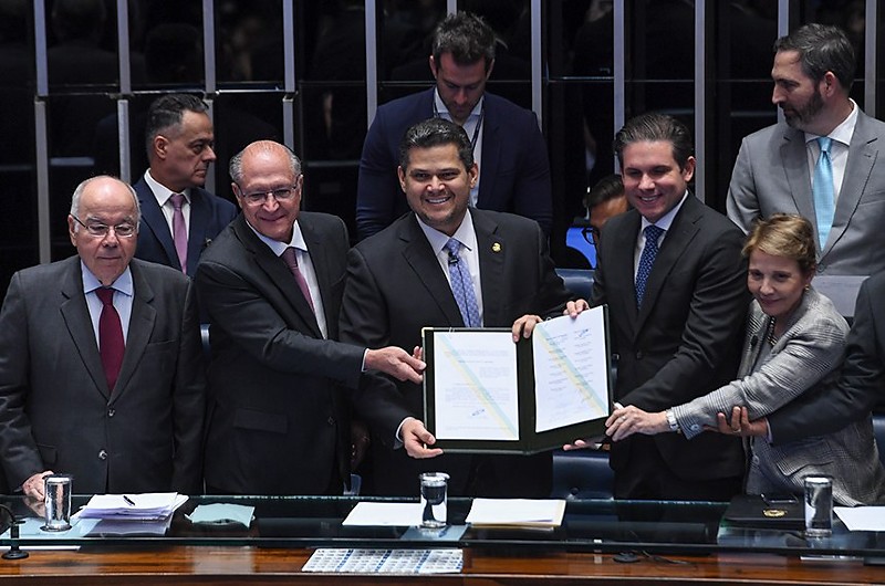 Davi (ao centro) com Mauro Vieira, Geraldo Alckmin, Hugo Motta e Tereza Cristina na promulgação do decreto