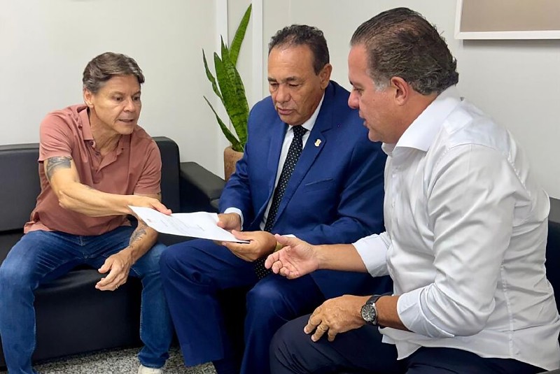 Deputado Paulo Duarte entregando sua saída do PSB