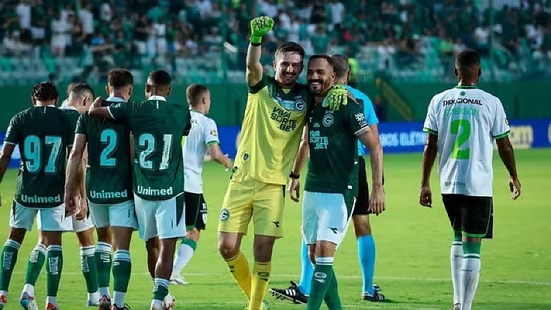 Goleiro Tadeu comemora um dos gols contra America/MG