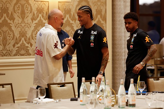Jo&atilde;o Pedro e Taffarel se cumprimentando 