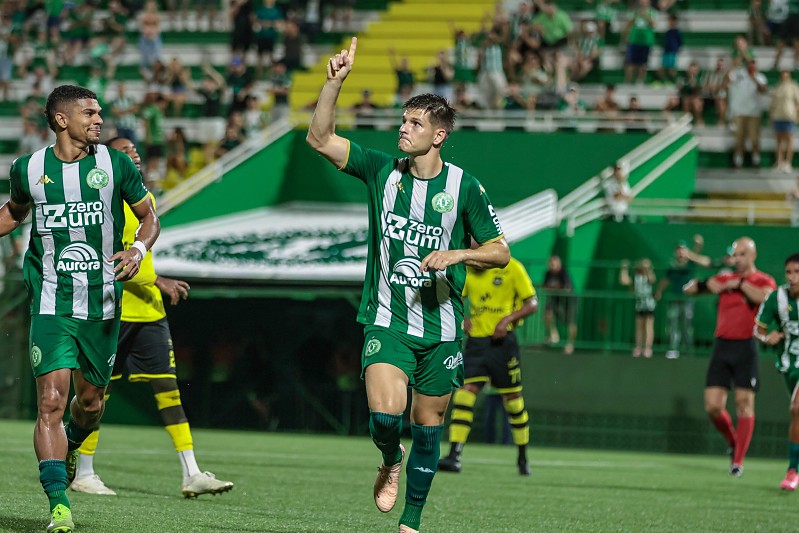 Chapecoense vence com gol de Perroti nos acrescimos