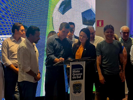 Governador assinando a cess&atilde;o