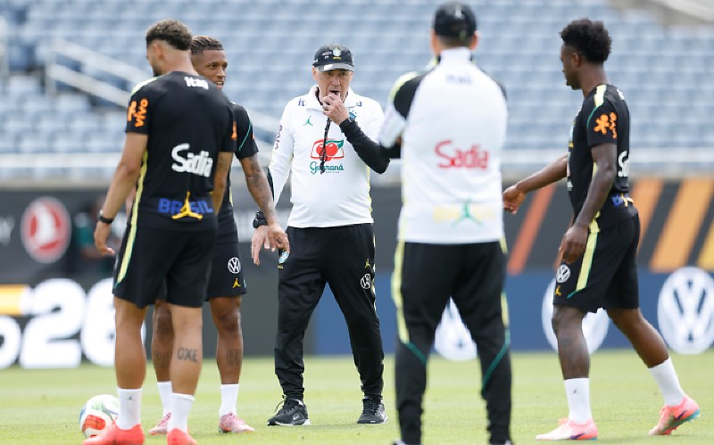 Ancelotti ajustando detalhes em treino da Seleção Brasileira