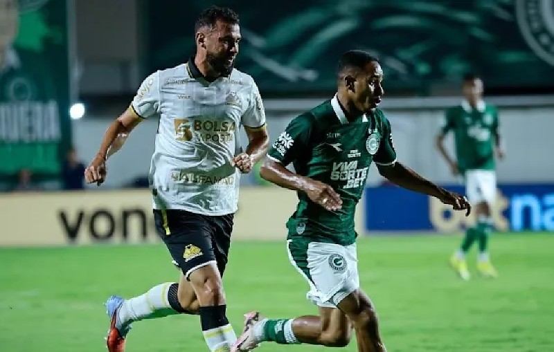 Goiás vence e assume a liderança do Brasileirão da Série B