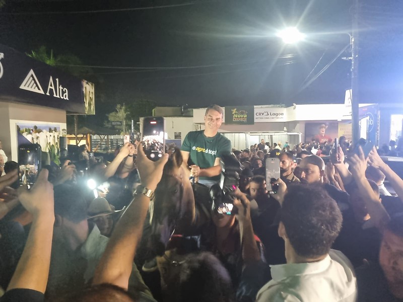 Flávio Bolsonaro caminhou alguns quareirões montado eum um cavalo
