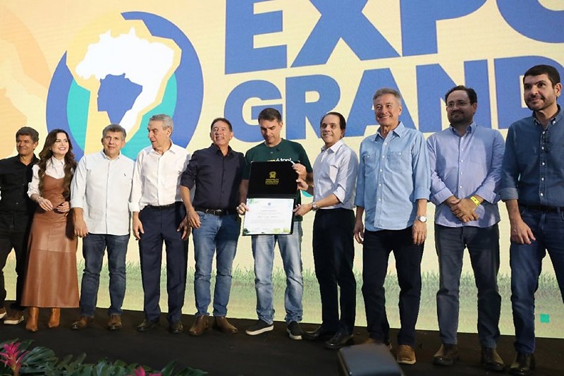 Título de visita iluste foi entregue pelos deputados na abertura da Expogrande