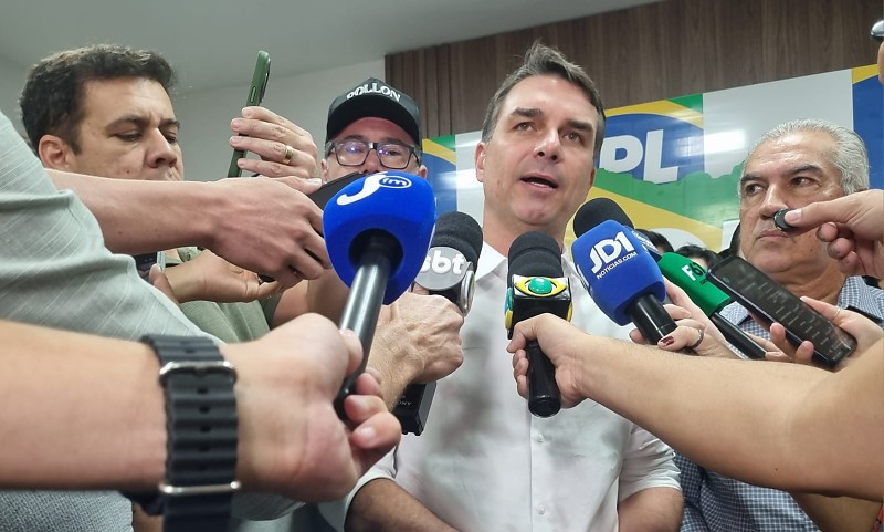 Flávio Bolsonaro crítica o governo e pede união dentro do partido