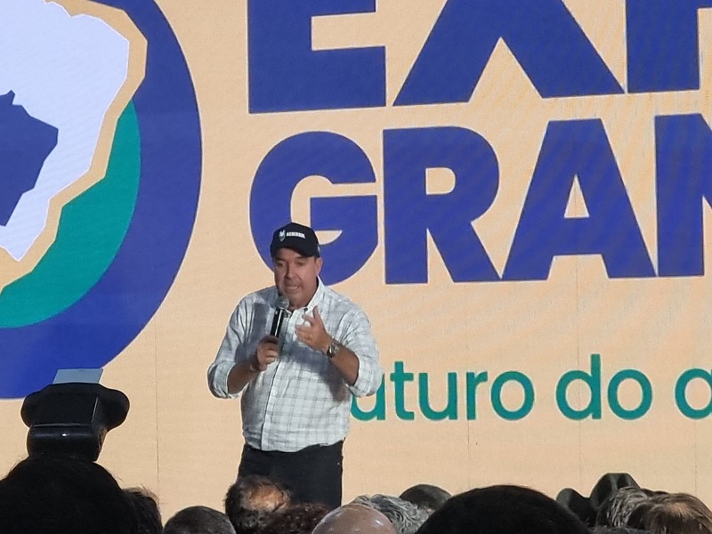 Governador Eduardo Riedel se comunicando com apoiadores na Expogrande