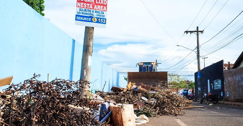 Prefeitura fiscaliza proprietários com terrenos sujos