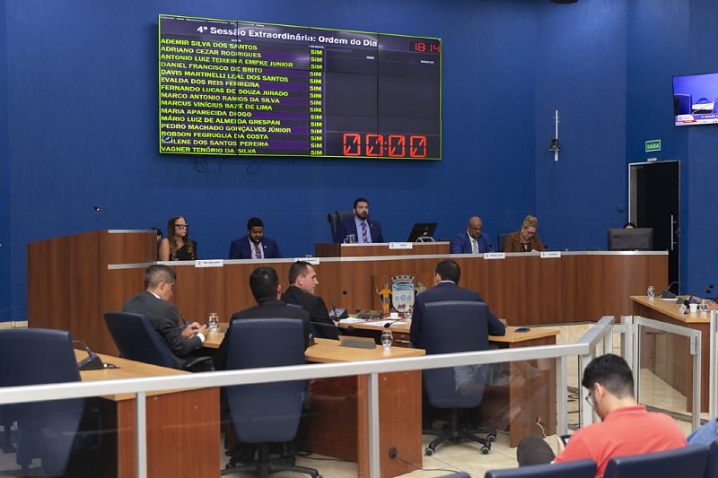 Vereadores em sessão ordinária analisando projetos de lei