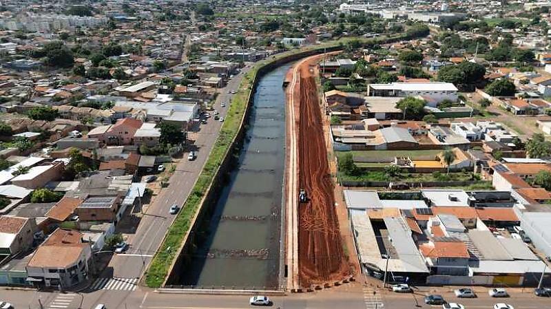 Intervenção na Avenida Ernesto Geisel avança para a pavimentação asfáltica e execução de muros em gabião