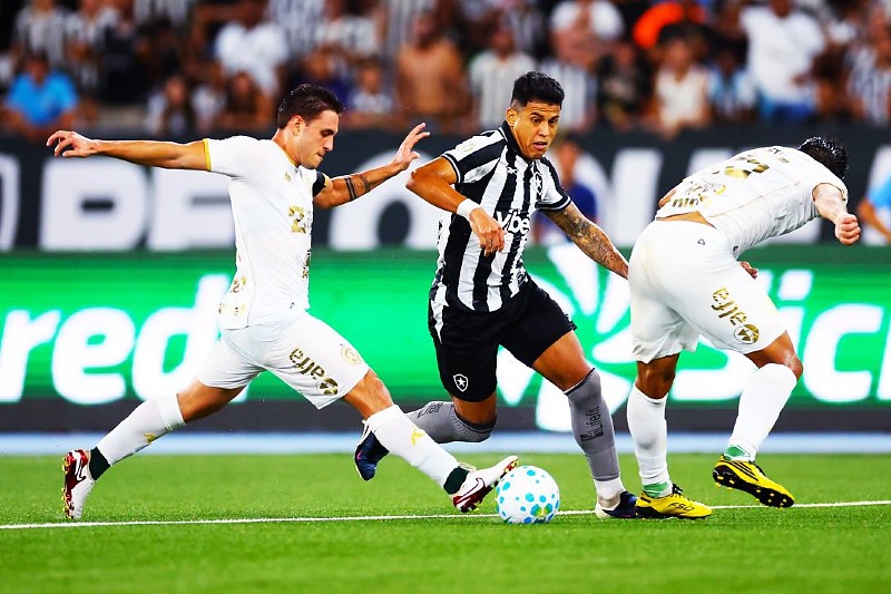 Vitinho cruzou e encontrou Alex Telles que marcou de cabeça para conquistar a vitória do Glorioso contra a Chape