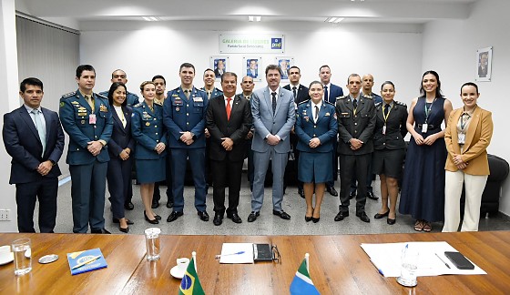 Senador Nelsinho Trad com a corpora&ccedil;&atilde;o dos Bombeiros.jpeg