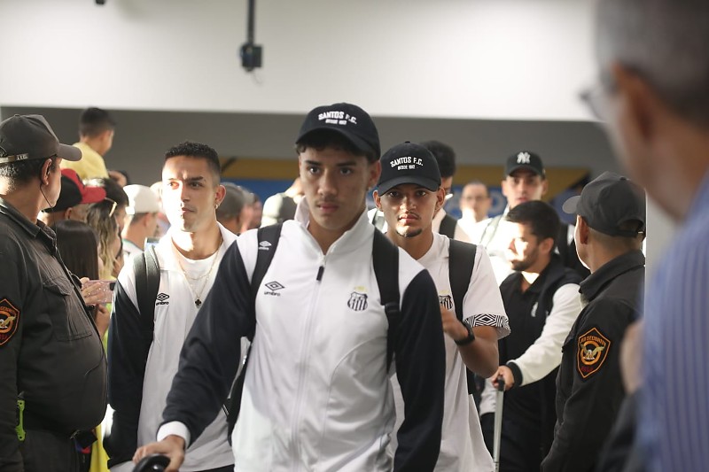 Equipe do Santos chegou na cidade fronteira com o Brasil e foi recepcionado pelos torcedores da região