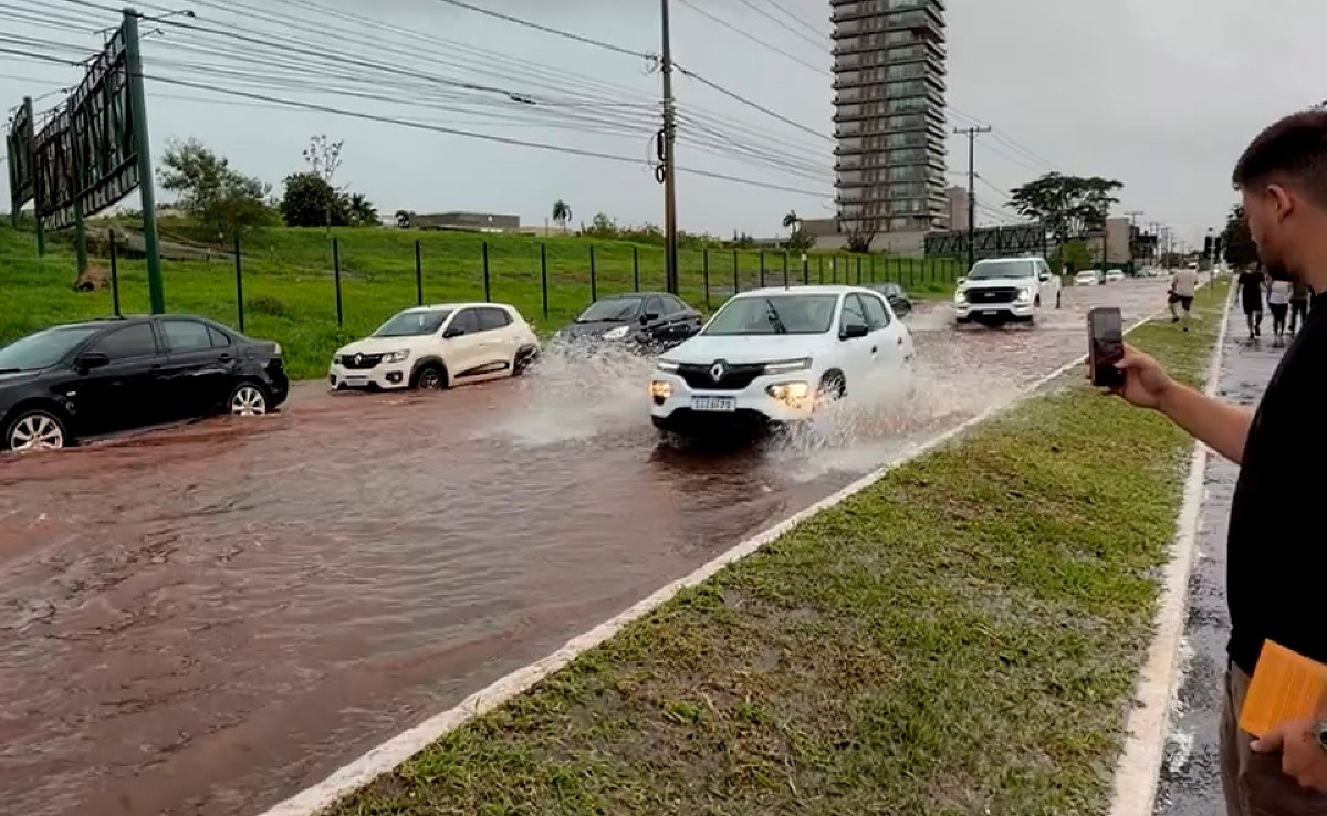 Temporal provoca alagamentos e transtornos em Campo Grande