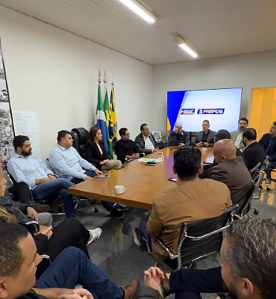 Perfeita e vereadores em reuni&atilde;o