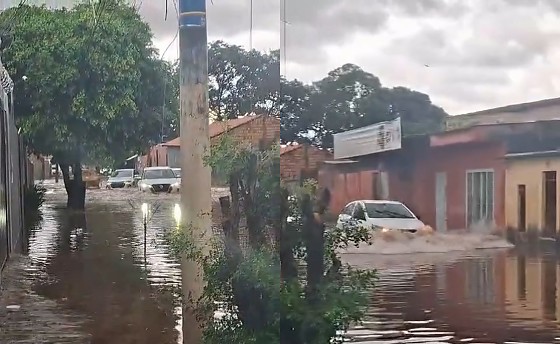 Temporal provoca alagamentos e transtornos em Campo Grande