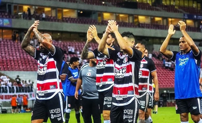 Jogadores do Santa Cruz celebram com a torcida a segunda vitória seguida na Série C