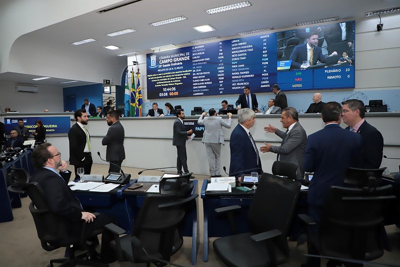 Vereadores reúnidos analisando e votando em projetos de lei