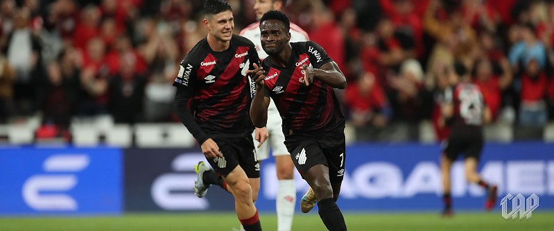 Mendoza brilha na partida e consegue bom resultado contra o Flamengo na Arena da Baixada