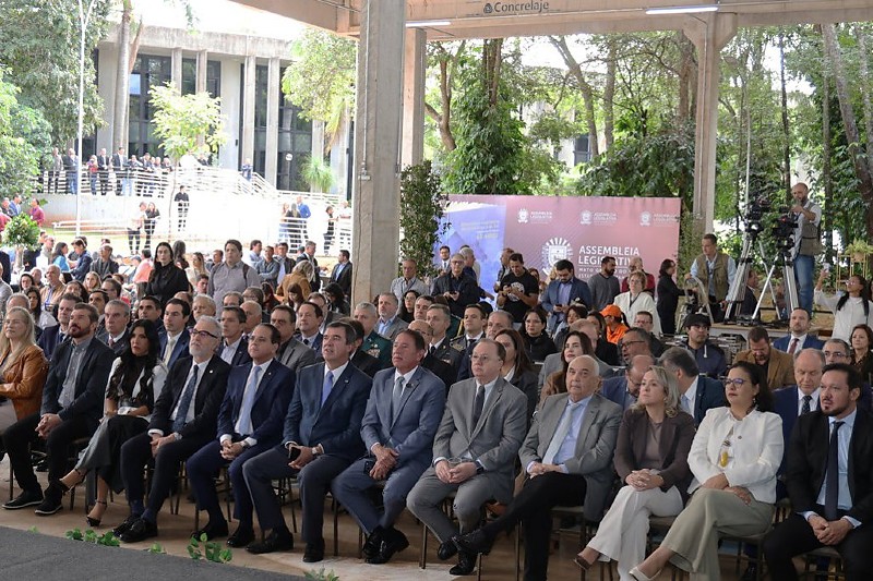 Solenidade de inauguração do novo estacionamento da ALEMS reuniu deputados, ex-deputados e diversas autoridades