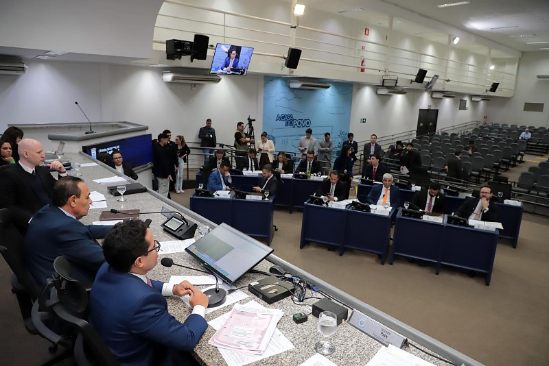 Vereadores em analises de textos na Câmara Municipal