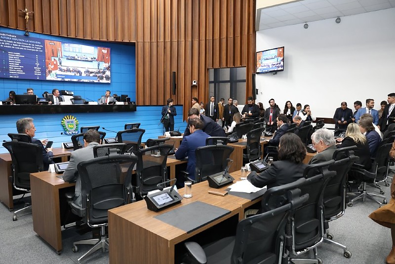 Deputados durante a sessão plenária; reunião tem início às 9h e é aberta à toda sociedade
