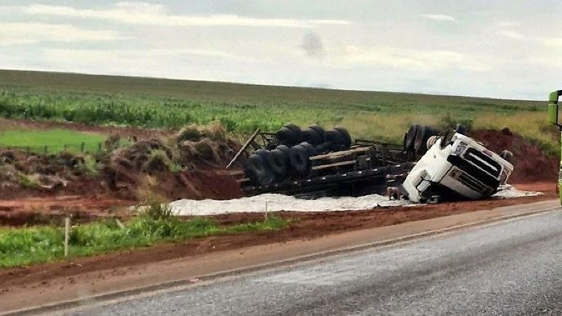 Carreta carregada com caroço de algodão tomba na BR-163 em Bandeirantes