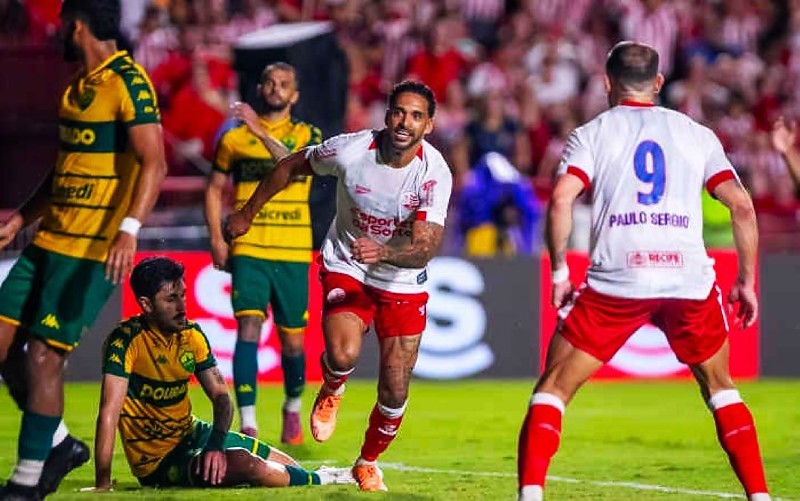Gol de Júnior Todinho garante vitória alvirrubra em duelo equilibrado nos Aflitos e liderança do Timbu na Série B
