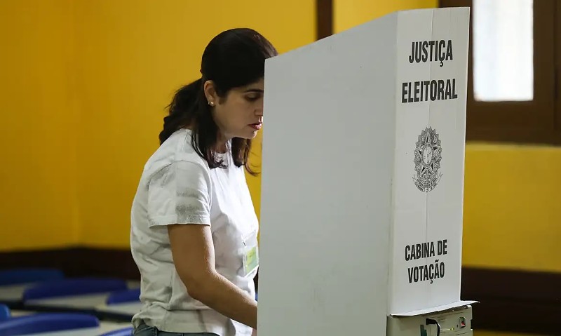 Niterói (RJ), 27/10/2024 – Eleitores votam na 71ª Zona Eleitoral, no Colégio Liceu Nilo Peçanha, no centro de Niterói