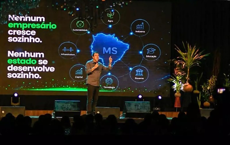 Governador Eduardo Riedel palestrando no Know How Experience, em Campo Grande