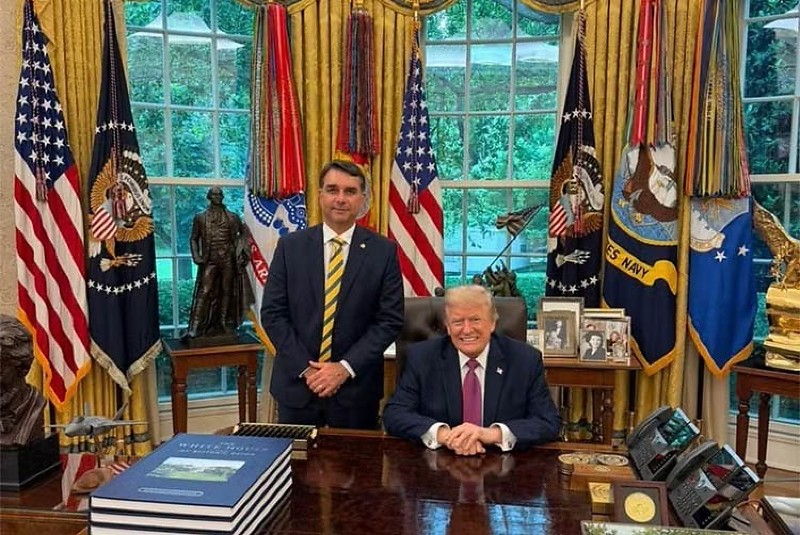Flávio divulgou foto com Trump nas redes sociais