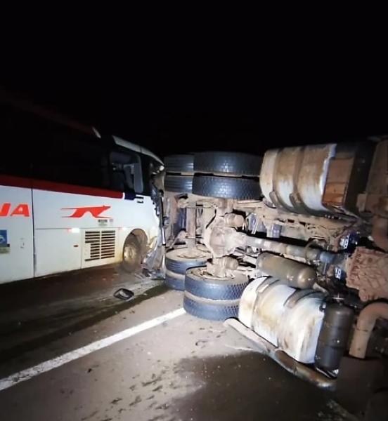 Carreta com gado tomba após bater em ônibus na BR-262 em Mato Grosso do Sul