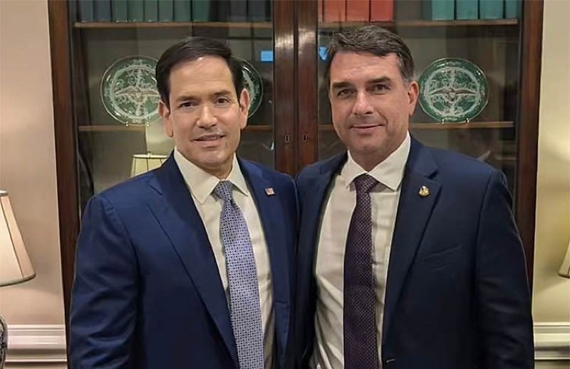 Marco Rubio e Flávio posando para foto